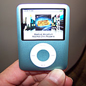 iPod Nano也在苹果的产品升级范围之内。新的iPod Nano带有一个2英寸的屏幕，比旧版的要宽一点，但长度要短了很多