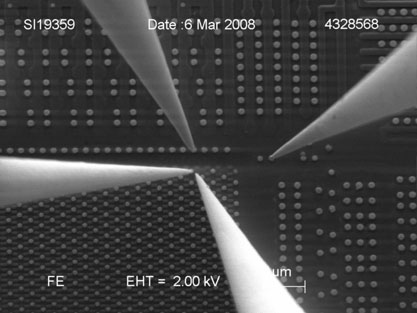 图1：采用微型探针测量现代66nm 128MB SDRAM的SEM图。用于探测的可用接触面积比人的发丝直径还小1000倍。