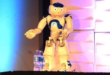 High展示华生利用Aldebaran Robotics 的NOA 机器人来回答问题《电子工程专辑》