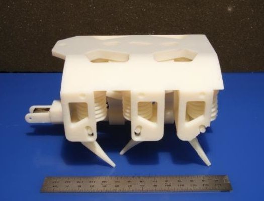 研究人员以3D打印交错结合固态与液态，打造出以液压致动器驱动的机器人《电子工程专辑》