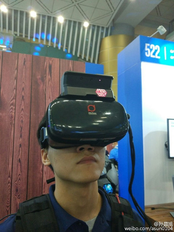 图题：AR+VR的虚拟视频产品，既能够实现VR的沉浸式游戏体验，同时，也能通过头顶上这个英特尔的Real Sense装置 “看见”外面的物体。《电子工程专辑》