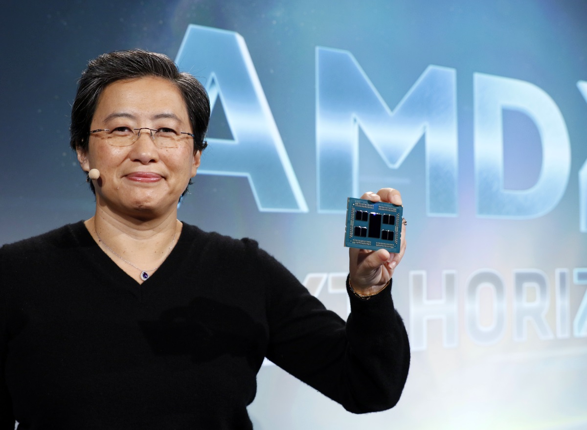 Lisa-Su-with-AMD-EPYC-Rome.jpg