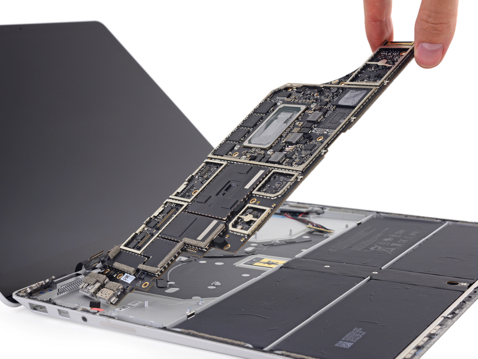 iFixit带来Surface Laptop 2拆解，由于必须破坏Alcantara键盘才能进入机身内部，因此iFixit认为维修Surface Laptop 2就是噩梦，得分为0。