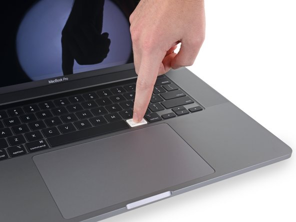 16英寸MacBook Pro键盘，搭配2015版白色Magic Keyboard键帽。可以正常工作！