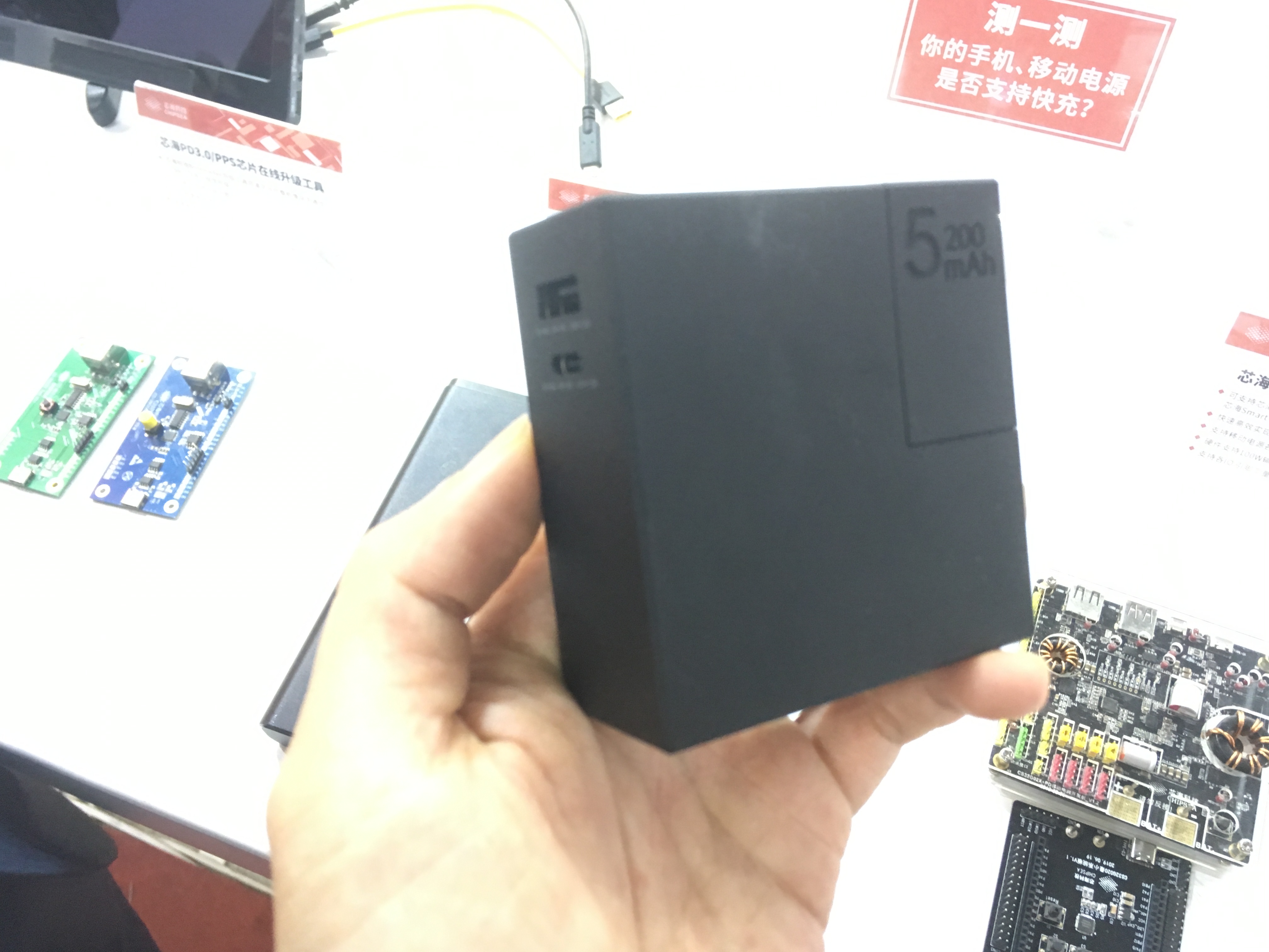 商务人士的福音，ThinkPad笔记本电脑适配器+充电宝二合一产品，5200mAh，未来采用氮化镓的话体积还能缩小