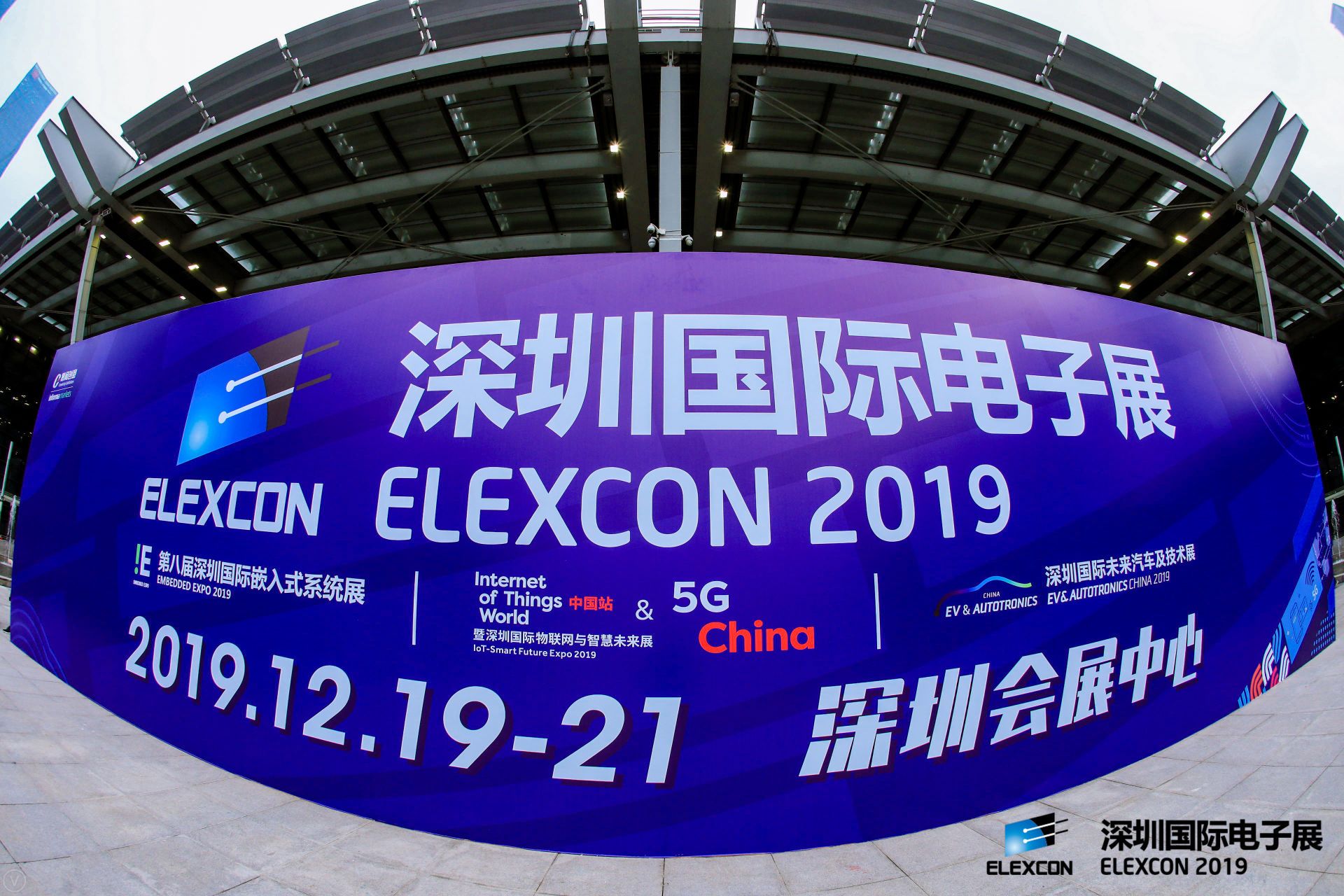 ELEXCON2019深圳国际电子展于2019年12月19-21日在深圳会展中心召开，同期还有电子展、嵌入式系统展、IoT物联网展、汽车智能技术与新能源展、智能工厂展等几大版块。展会以“物联中国，智慧未来”为主题，从元件、嵌入式技术到系统解决方案，全面展示在5G、人工智能与IoT、汽车智能技术、新能源等领域的新技术和新产品。电子工程专辑小编也逛了一下展会，给大家带来一些有趣产品和精彩演示……