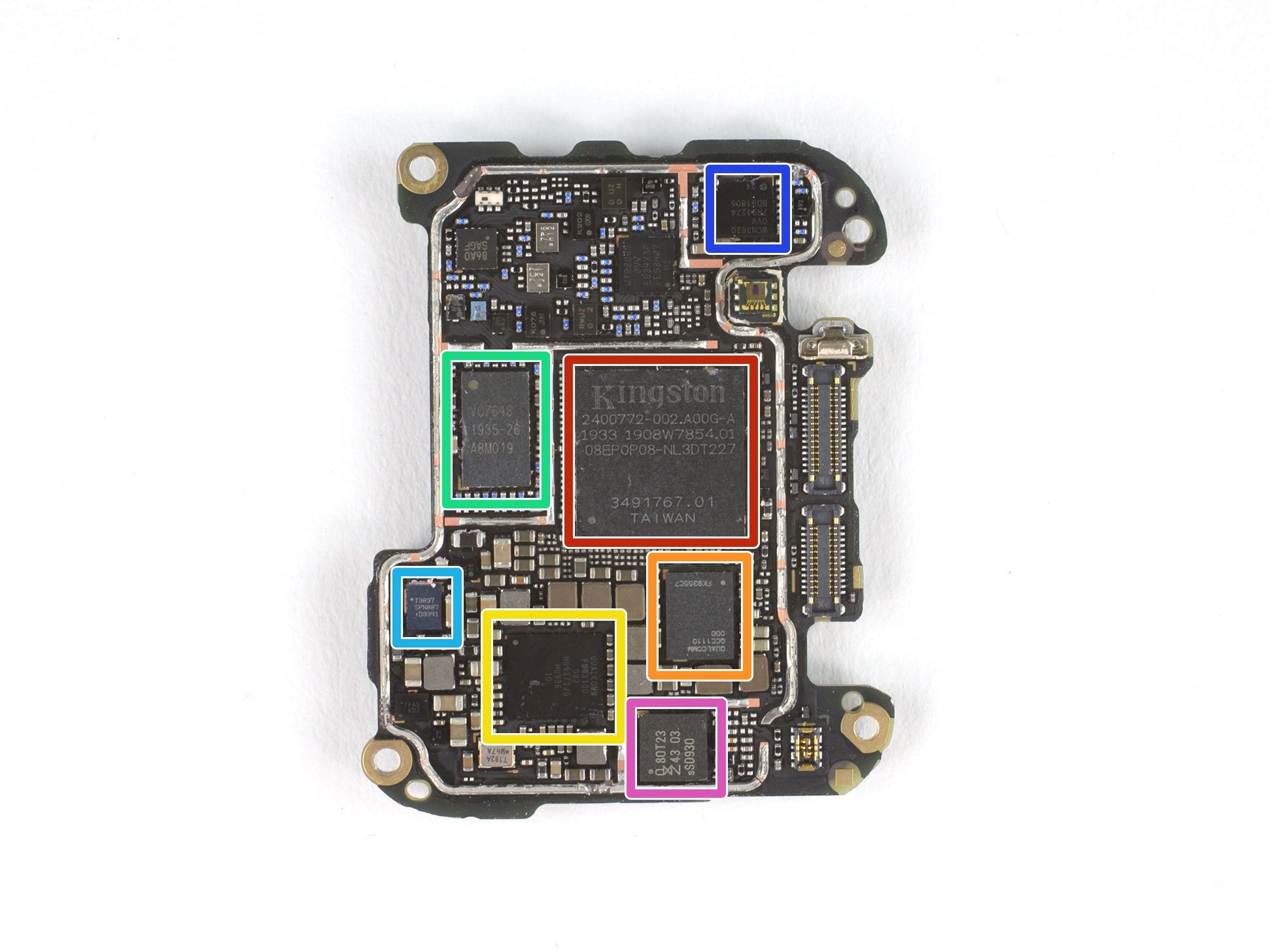 红色：Kingston 8GB LPDDR3 ，和躺在它下面的 Qualcomm MSM8909W，也就是 Snapdragon Wear 3100（32-bit），四核 ARM Cortex A7 CPU 和 Adreno 304 GPU 橙色：Qualcomm QCC1110 协处理器 黄色：Qualcomm PMW3100 电源管理子系统 绿色：Vanchip VC7643 IC 浅蓝：T9897 音频 IC 深蓝：Qualcomm WCN3620 无线连接性芯片 紫色：NXP 80T23 SE 和 NFC IC