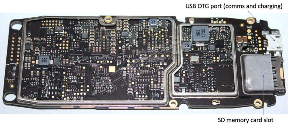 主板的背面有一些无源和分立元件，还有USB OTG端口和SD存储卡插槽。