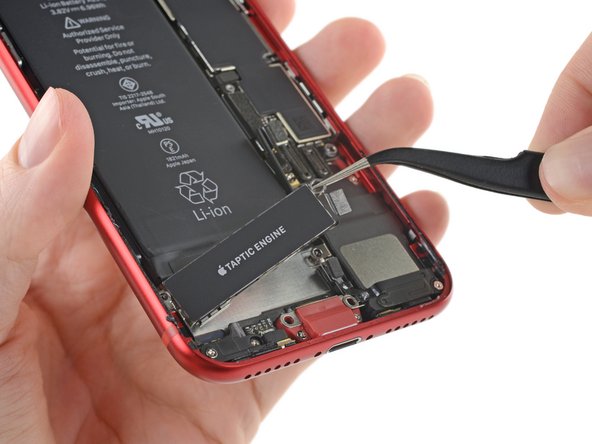 首先是Taptic Engine这个振动模块，iFixit尝试互换了iPhone 8与新iPhone SE的，完全没有使用问题，另外，主扬声器也是一样可以交换的。