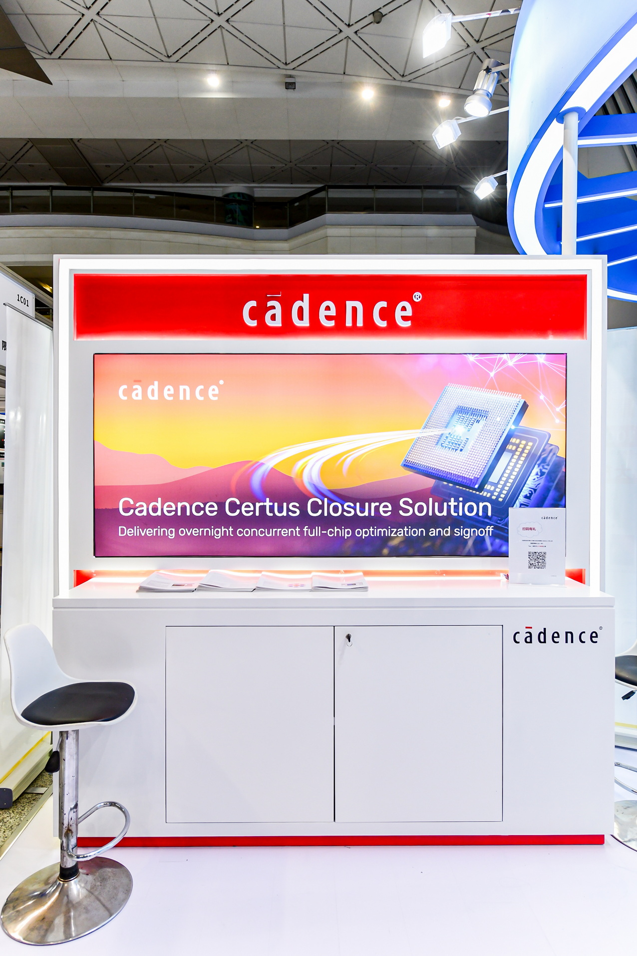 Cadence展台全景，背景板上的Cadence® Certus™ Closure Solution是业内首个具有大规模并行和分布式架构的完全自动化环境，支持无限容量的设计优化和签核，周转时间缩短至一夜，同时大幅降低设计功耗。还支持云的解决方案，推动新兴设计领域的发展，包括超大规模计算、5G 通信、移动、汽车和网络。