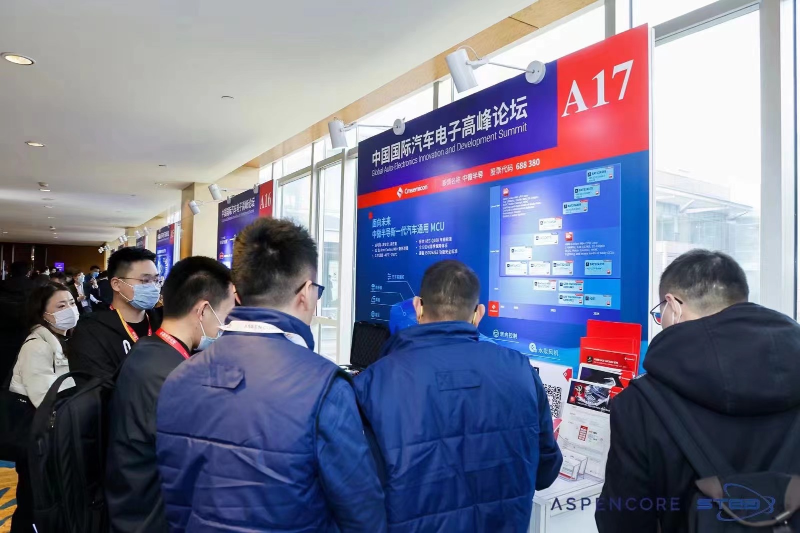 过去40年来，汽车行业是上海市最重要的支柱产业，同时上海市也是目前国内集成电路产业最集中的区域之一。在汽车“新四化”的大背景下，以汽车电子为桥梁，这两大产业实现了高度的融合，迎来了前所未有的发展契机。除了2022中国国际汽车电子高峰论坛外，同期还举办了四场分论坛，分别是智能座舱与人机交互论坛、智能驾驶与预期功能安全论坛、电驱电控系统与功率半导体论坛、动力电池与智能充电技术论坛。现场还有多家原厂展台展示产品，往下看，我们有详细的产品介绍。