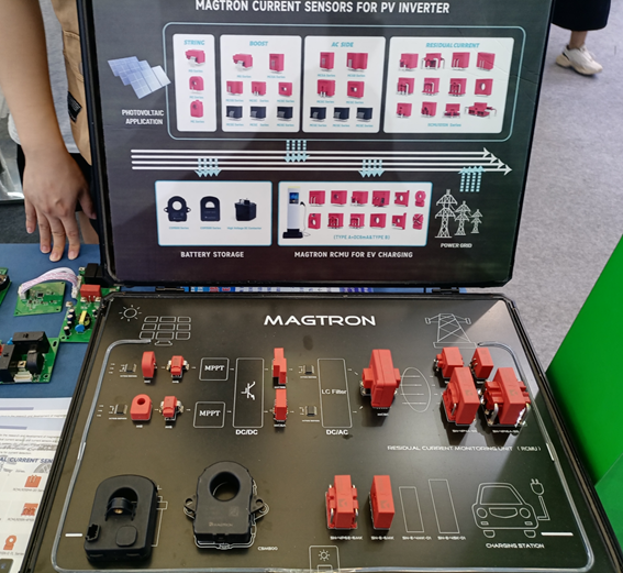 浙江巨磁智能技术有限公司展示了电流传感器和漏电流传感器。据介绍，漏电流传感器用于检测三相四线电流是否存在漏电现象，从而对人体起到保护作用。“它是一个磁控门。磁控们的意思就是这个线过去以后产生额外电流的时候，它就会产生一个电压信号出来。我们通过这个去判断它是否产生漏电流”。除此之外，巨磁智能还提供霍尔传感器产品。他特别介绍了一款客户应用案例。“这款方案就是用在汽车的充电桩或充电线里面，用来做漏电保护，因为像汽车这样的产品，充电自燃的情况比较多”。