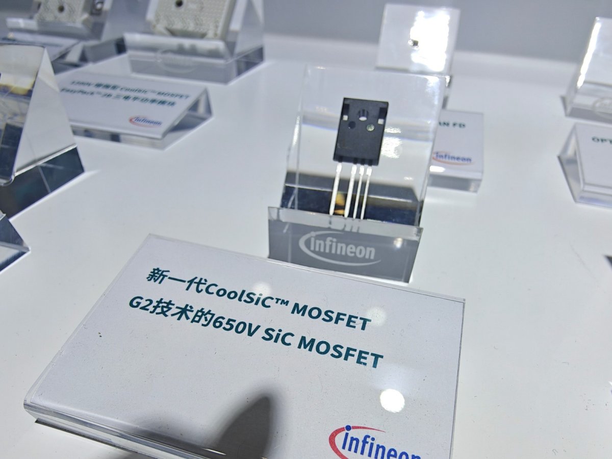 CoolSiC™ MOSFET G2，采用英飞凌新一代碳化硅（SiC）MOSFET沟槽栅技术，进一步提高了功率系统和能量转换的效率。CoolSiC™ MOSFET 650和1200V Generation 2技术在确保质量和可靠性的同时，将主要性能指标（如能量损耗和存储电荷）优化了20%。结合英飞凌的.XT封装技术，芯片的瞬态热阻降低了25%以上，使用寿命延长了80%，从而进一步提升了CoolSiC™ G2的设计潜力。