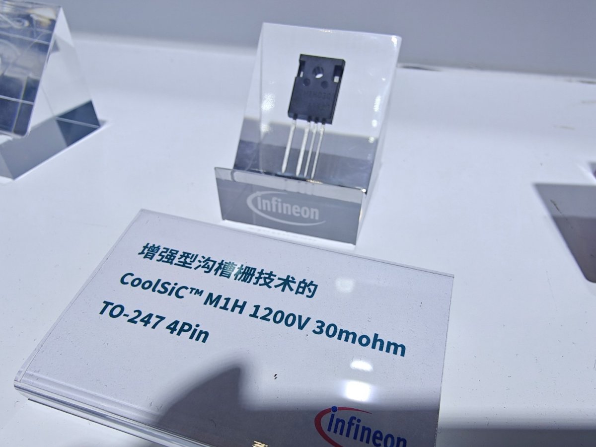 CoolSiC™ MOSFET G2，采用英飞凌新一代碳化硅（SiC）MOSFET沟槽栅技术，进一步提高了功率系统和能量转换的效率。CoolSiC™ MOSFET 650和1200V Generation 2技术在确保质量和可靠性的同时，将主要性能指标（如能量损耗和存储电荷）优化了20%。结合英飞凌的.XT封装技术，芯片的瞬态热阻降低了25%以上，使用寿命延长了80%，从而进一步提升了CoolSiC™ G2的设计潜力。