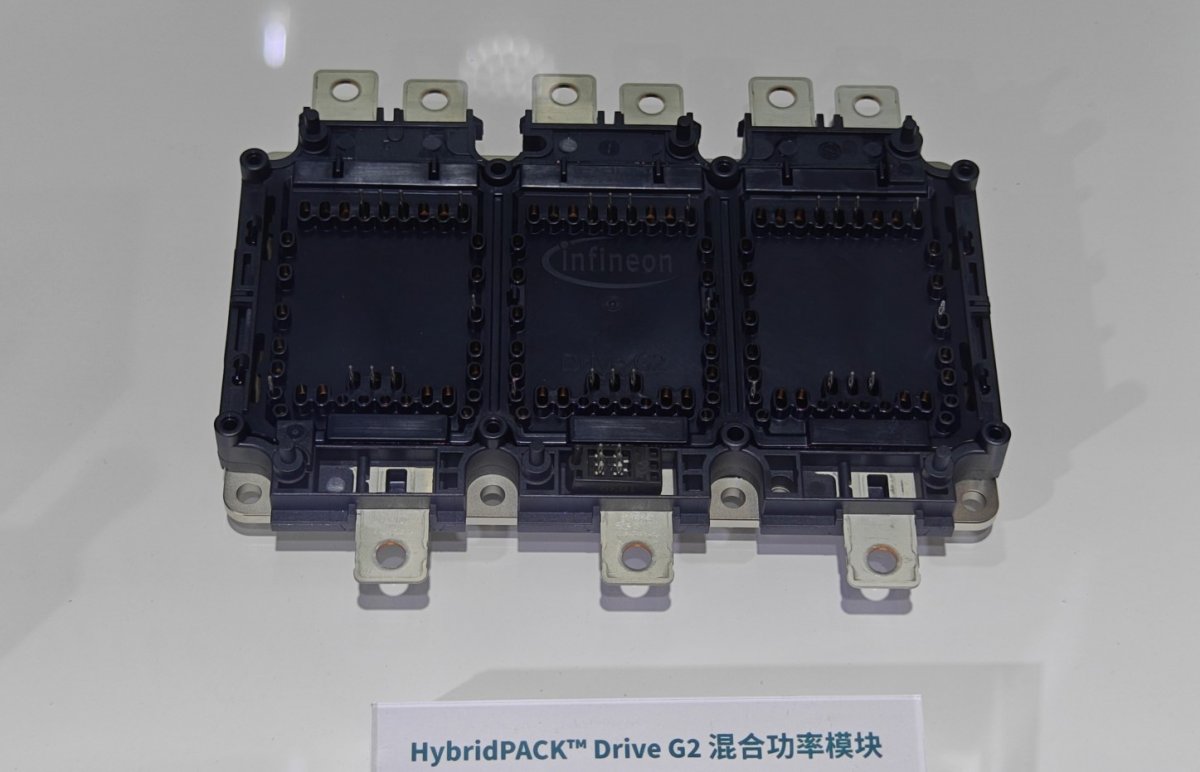 HybridPACK™ Drive 是一款非常紧凑的功率模块，针对混合动力和电动汽车牵引应用进行了优化，在 750 V 和 1200 V 等级内提供 100 kW 至 250 kW 的可扩展功率范围。 其设计允许客户根据所需的性价比权衡使用散热堆栈和不同的芯片组来扩展性能，同时保持相同的模块占用面积。英飞凌HybridPACK Drive封装可以说是市面上最为常见的汽车模块封装了，一方面可见英飞凌的“榜样效应”，同时也说明了这种封装在汽车行业的可接受度。